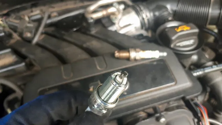 Mazda Замена свечей зажигания в автомобиле