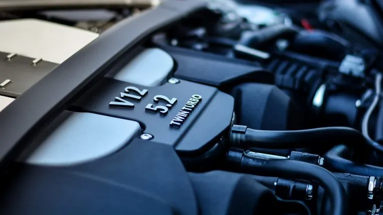 замена тормозных колодок астон мартин<