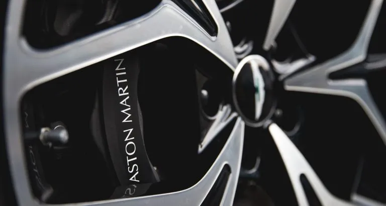 замена тормозных колодок астон мартин< 8