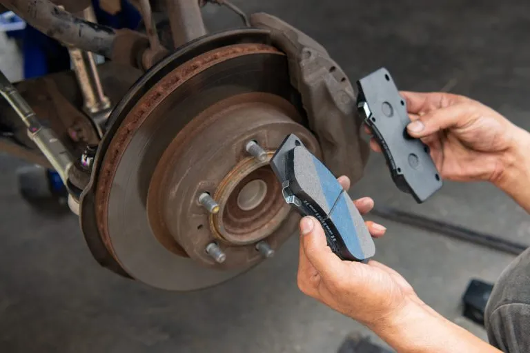 замена тормозных колодок автомобиля