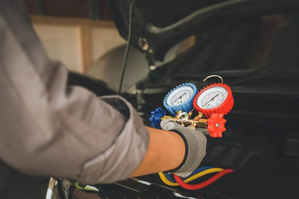 استكشاف أعطال مكيف السيارة وإصلاحها لماذا لا يهب المكيف هواءً بارداً 2